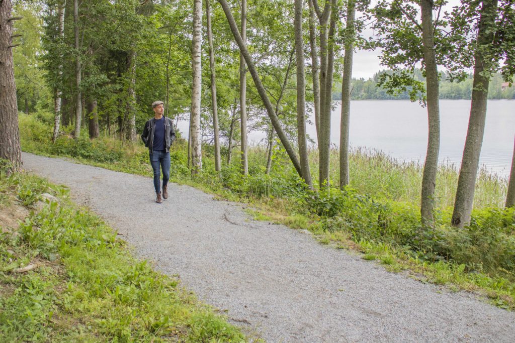Mies kävelee polkua pitkin.