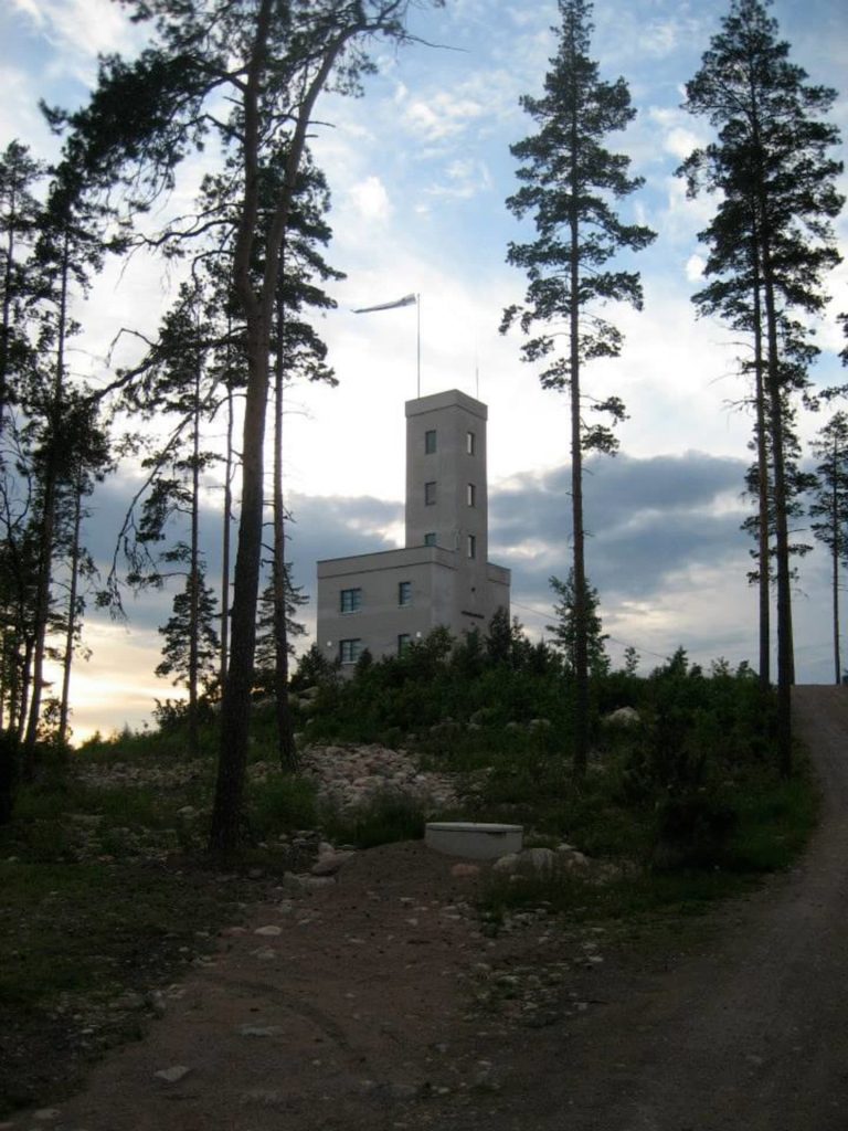 Mäntymetsän keskellä harjun laella valkoinen näkötorni