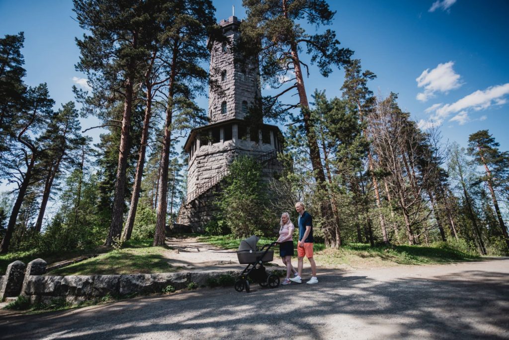 Perhe kävelyllä näkötornin juurella.