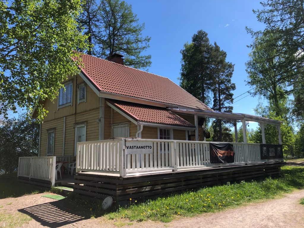 Leirintäalueen päärakennus ja terassiravintola