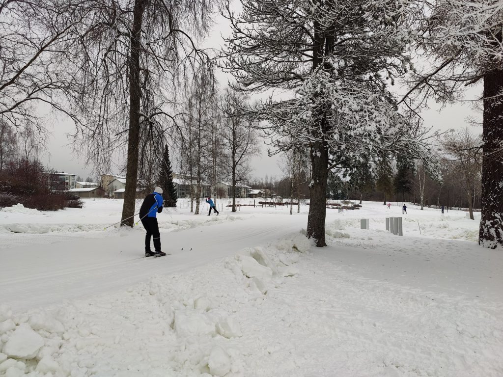Hiihtäjä hiihtää ladulla.