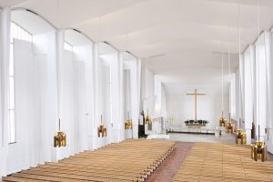 Lakeuden Ristin kirkkosali lehteriltä kuvattuna.