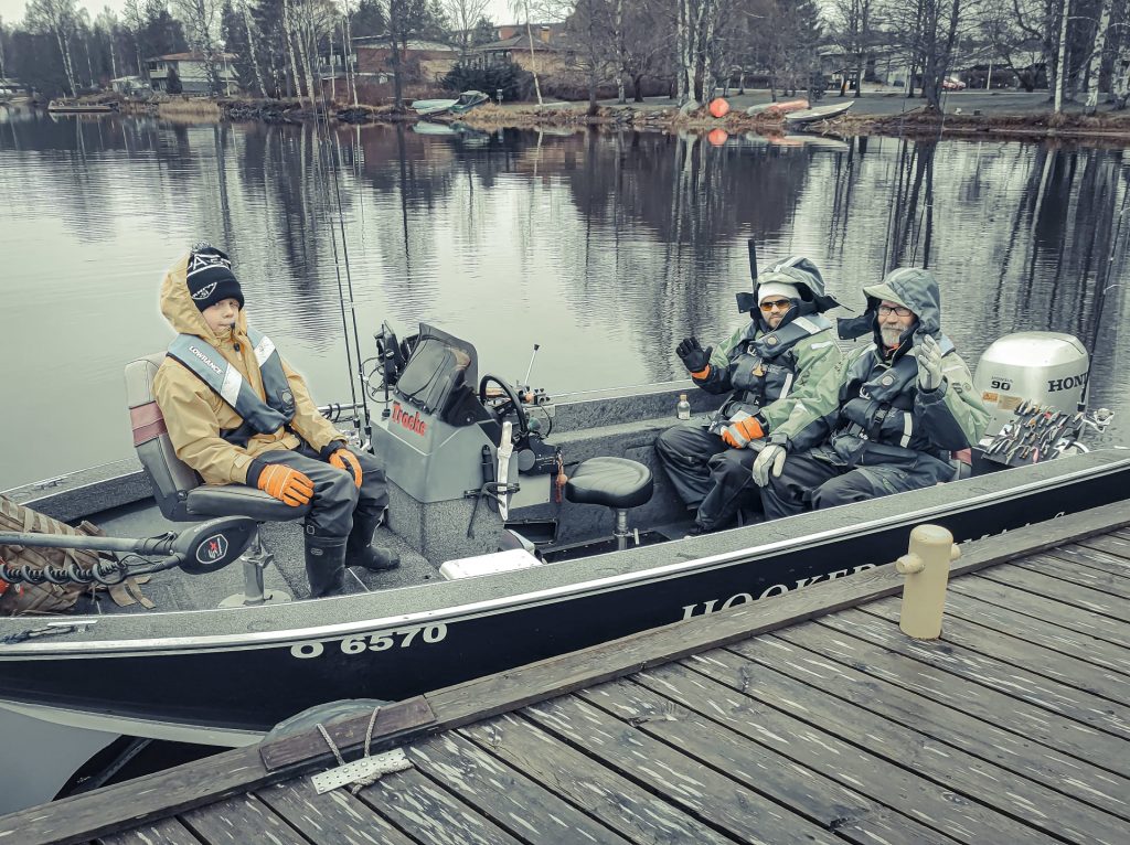 Jigikalastusretki Tracker 17 Magna Fish veneellä.