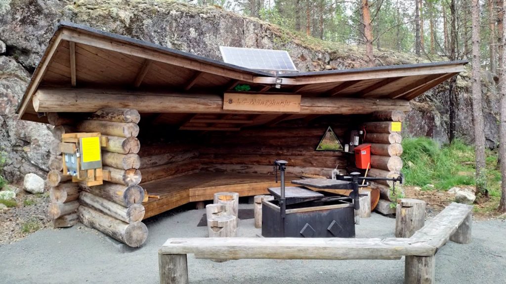 Matkoslampi shelter in the summer.