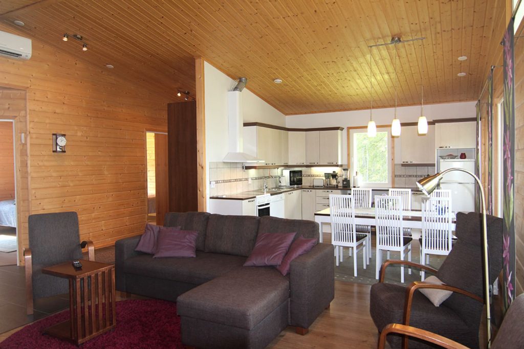 Villa Honkalahden keittiö-olohuone. Living room-kitchen at Villa Honkalahti.