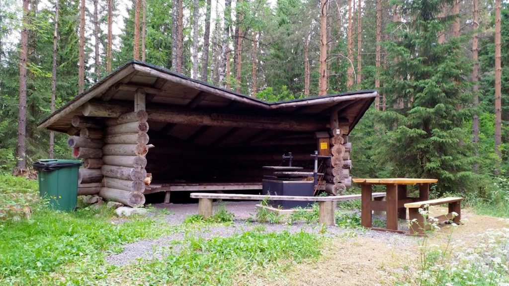 Uutela shelter in the summer.