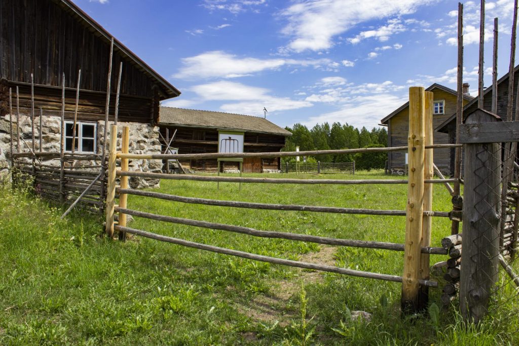 Näkymä Pattoin perintötalon pihamaalle.