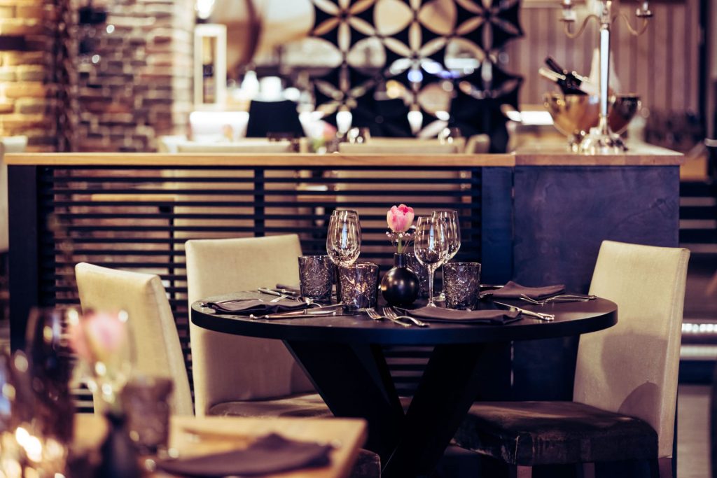 An a´la carte setting on a round table.