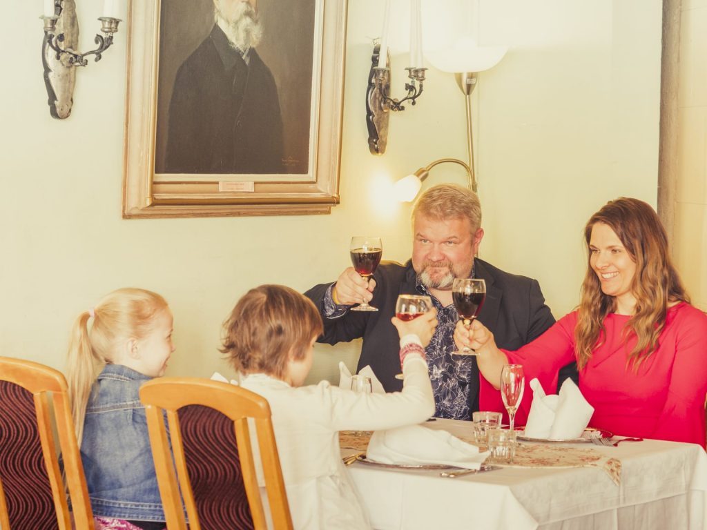 Family at lunch at Koivumäki Manor