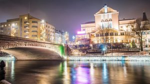 Hämeensilta bridge at night.
