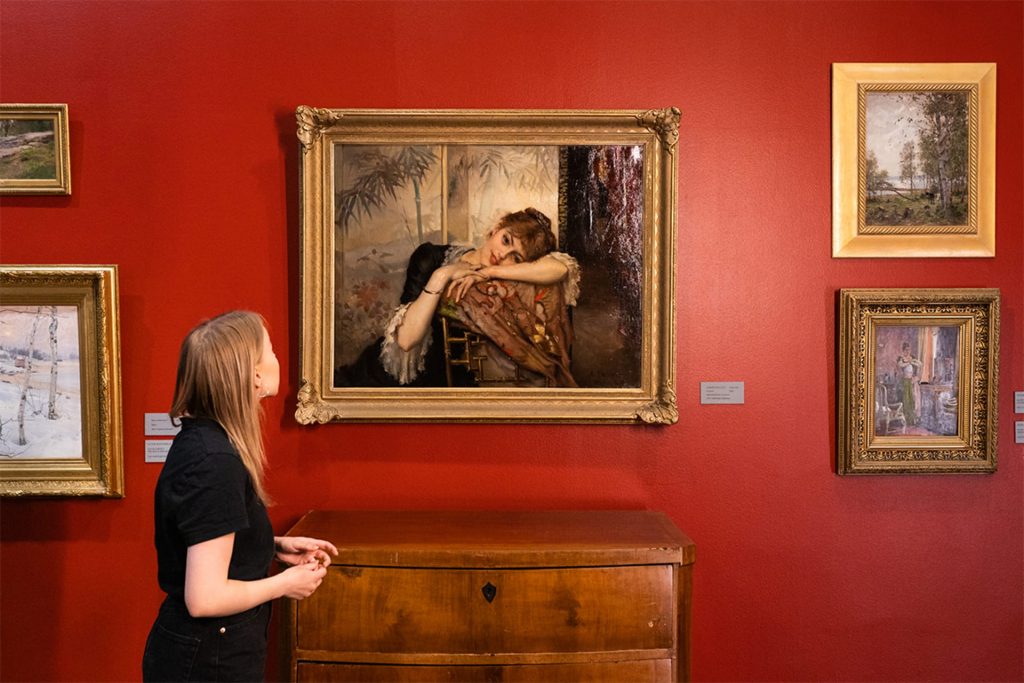 nainen taidemuseossa