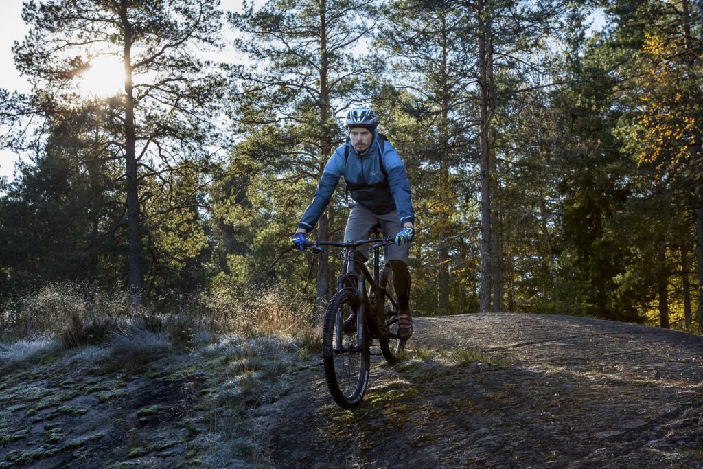 Maastopyöräilyä (Antti Mäkelä) Teijon luontotalon edessä Teijon kansallispuistossa. Kuva Jari Kostet