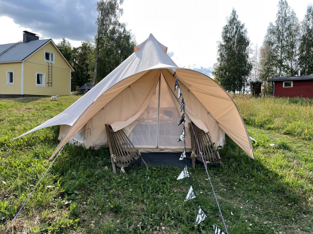 Glamping telttamajoite Tohmajärvella Itärajan Helmessä Pohjois-Karjalassa