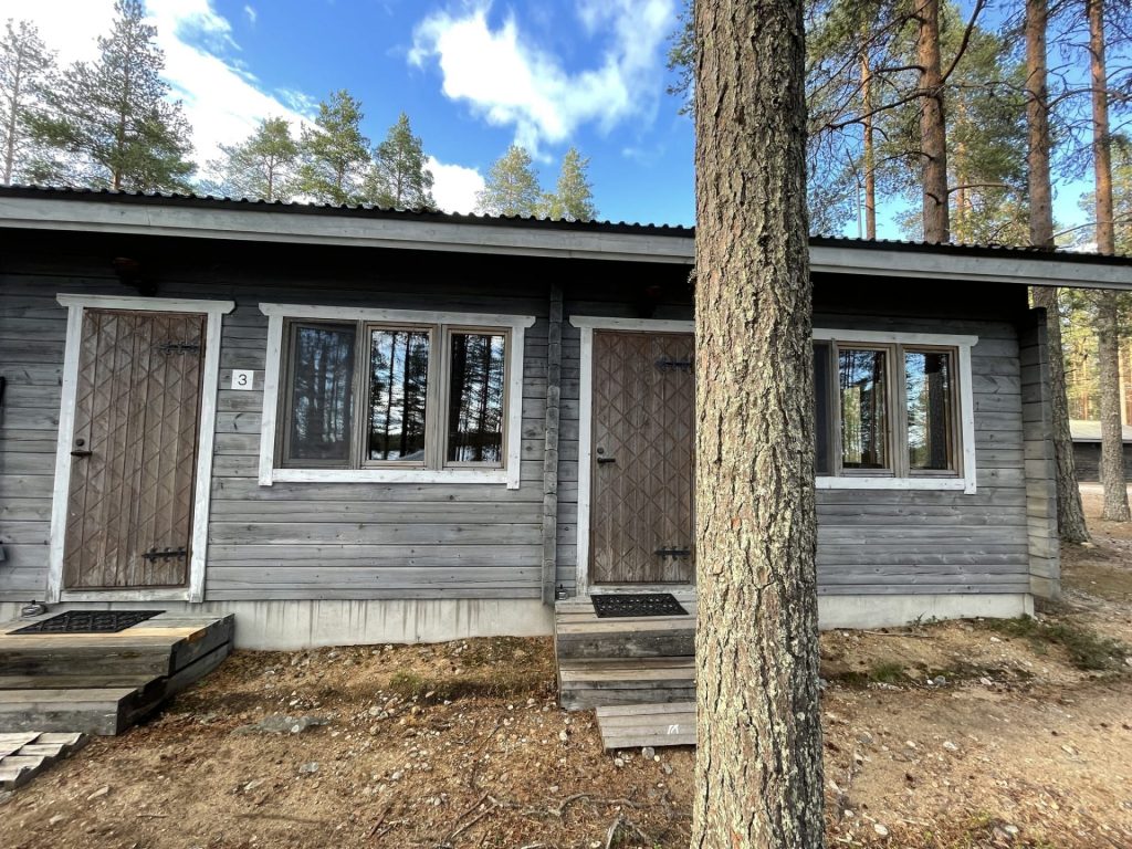 Riekko sisäänkäynti kuvassa vasemmalla