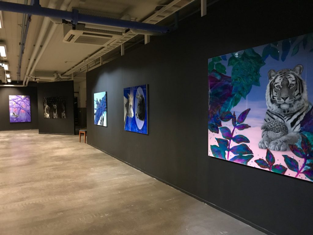 Anniina Puiraksen taidetta Galleria Himmelblaun näyttelyssä