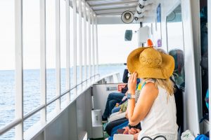 M/S Jennyn kannella olevilla penkeillä aistit meren aidon tuoksun matkatessasi Tankariin.